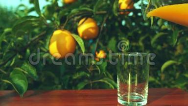 橙汁倒进玻璃杯里